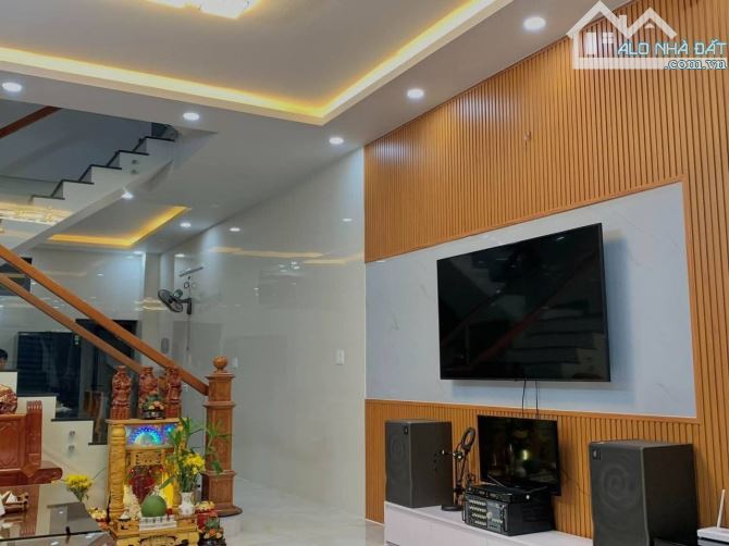 Đường rộng 12m - KDC Long Sơn - Long Bình - Quận 9 - Nhà 4 Tầng - 105m2 - 6