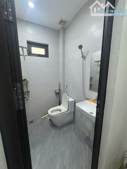 Cần bán gấp nhà 5 tầng Hoa Lâm, Long Biên, trước nhà ô tô tránh. DT 42m2, Giá 9. tỷ - 7