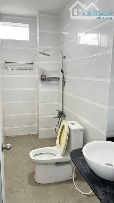- Bán nhà DT 5x18=90m2 - Vị trí gần ngã 4 Nguyễn Bình - Lê Văn Lương và 2 trường Đại học. - 7