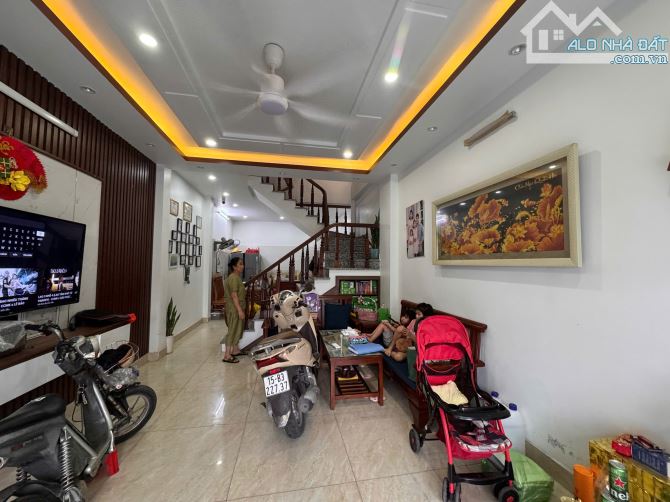 Hiếm Có. Bán nhà Độc lập dân xây đầy tâm huyết. 47m 3 tầng có gara.Đường Đoàn Kết Chợ Lũng - 7