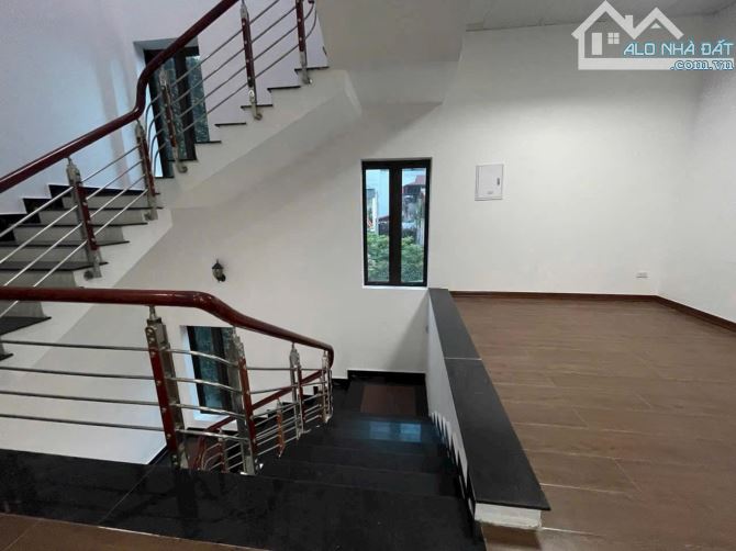 Cho thuê căn nhà 3.5 tầng mặt đường đôi Nguyễn Lương Bằng, TP HD, 217m2, mt 8.1m, KD tốt - 8