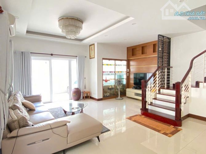 Cần Tiền Bán Gấp biệt thự khan hiếm đường Trần Não Q.2 - 9x25m 3 tầng - giá chỉ 47 tỷ. - 9