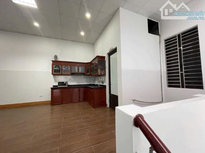 Cho thuê căn nhà 3.5 tầng mặt đường đôi Nguyễn Lương Bằng, TP HD, 217m2, mt 8.1m, KD tốt - 9
