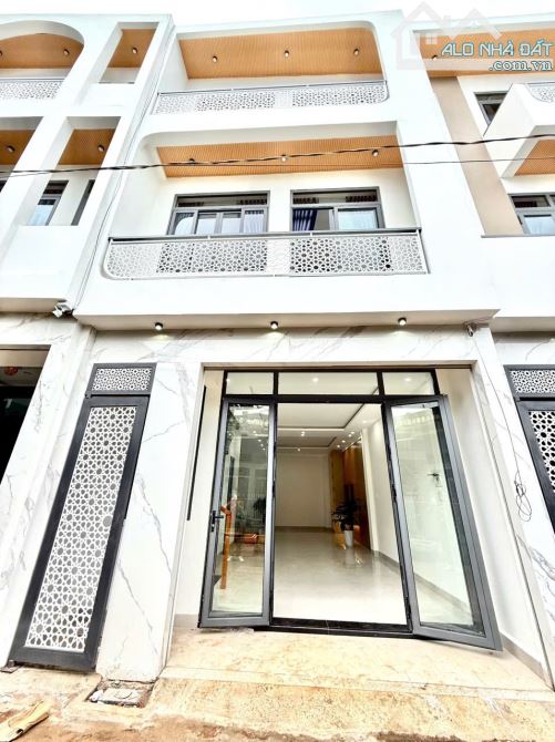 NHÀ 3 LẦU FULL NỘI THẤT HẺM NGUYỄN KHUYẾN: GIÁ 3.55 tỷ