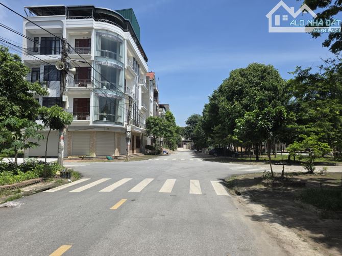 Pán lô đất nhìn thẳng Vườn hoa giãn dân Đồng Quán, Võ Cường, tp BN. Giá hơn 8 tỷ.