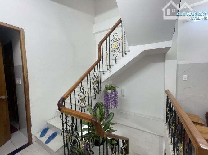 Gấp bán nhà Quận 9(cũ), giá 6.7 tỷ, kề Mt Lê Văn Việt, 3 tầng, đất dt 70m2.
