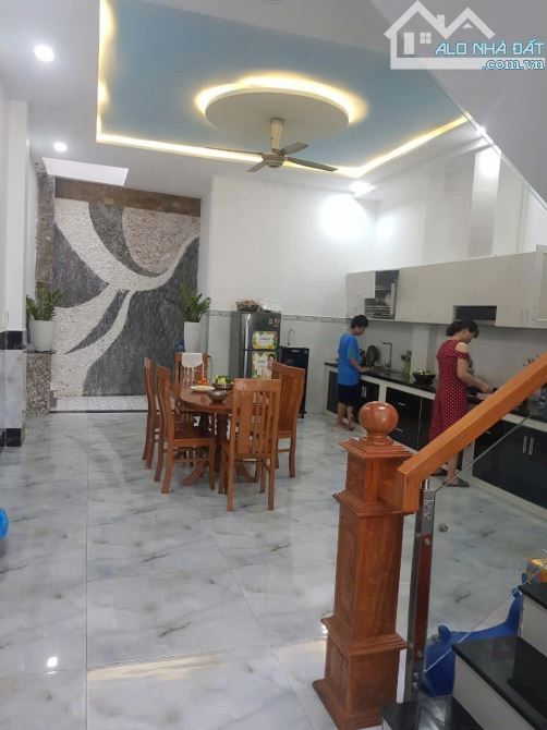 Nhà trệt, 2 lầu, hẻm 4m đường Dương Thị Mười, 5.8x20m, giá 6.2 tỷ TL
