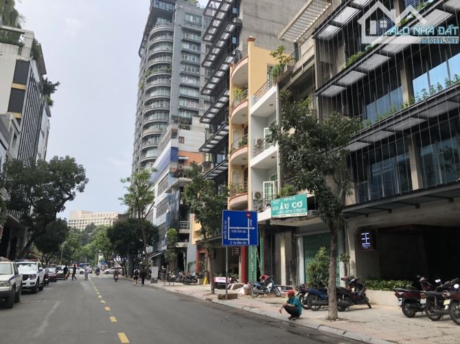 Mặt tiền đường 2 chiều cách Chợ Bến Thành chỉ 500m. 4x18m(75m2) 5 tầng. Giá chỉ 65 tỷ