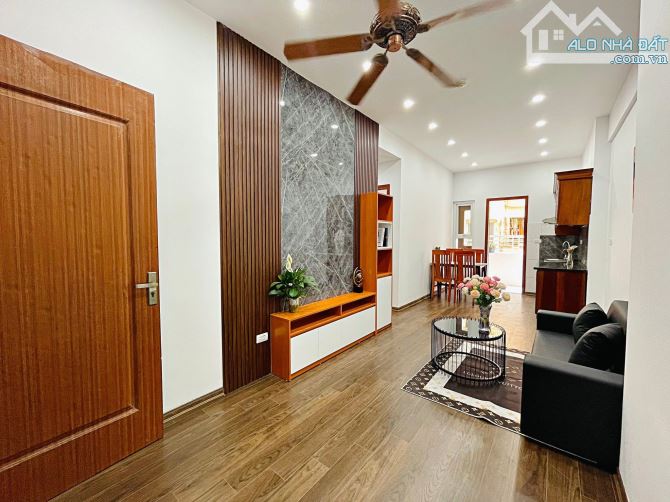 TẬP THỂ THANH XUÂN - 2 NGỦ KHÉP KÍN - ĐỐI DIỆN ROYAL CITY - NHÀ ĐẸP Ở LUÔN - CHỈ HƠN 2 TỶ