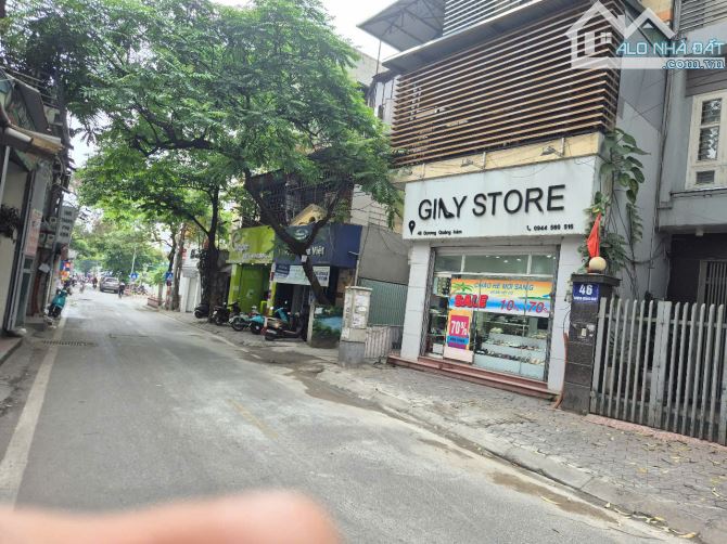 Bán nhà phân lô phố Linh Lang, ngõ rộng 2 ô tô thênh thang, mặt tiền lớn, 80m2 27 tỉ