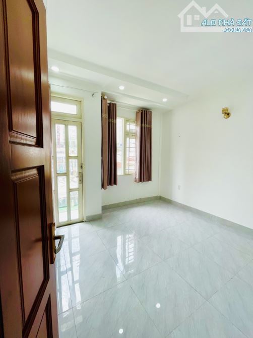 Bán nhà đẹp ở ngay Nguyễn Biểu , Quận 5, Sát Mặt tiền, 4 tầng BTCT, DT 4*13, hoàn công đủ