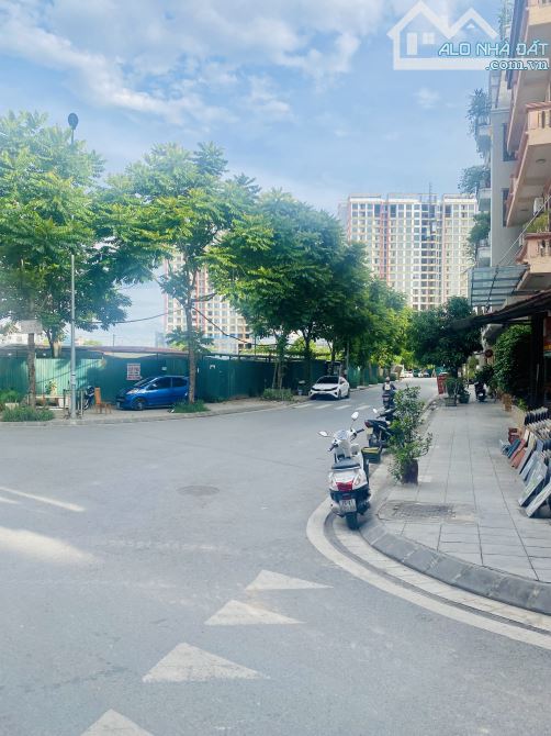 Bán đất tặng nhà 2 tầng Ngọc Thuỵ, Long Biên- 54m2-MT7m- ô tô gần- Chẵn 11 tỷ