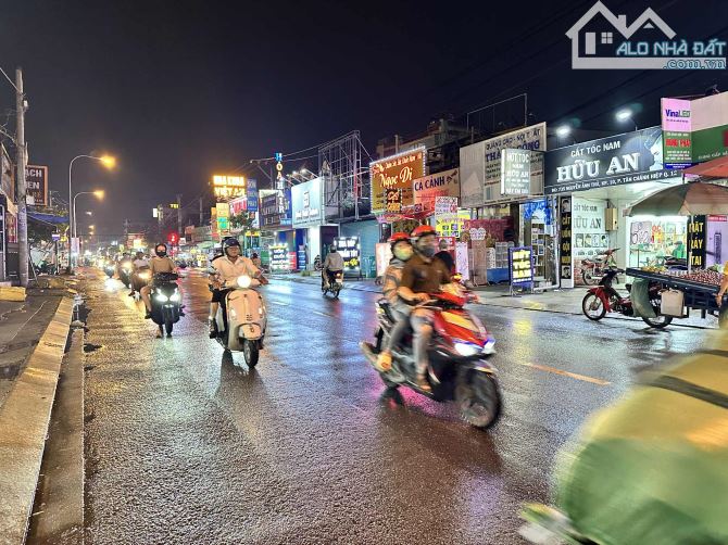 Bán gấp nhà mặt tiền đường 20m Nguyễn Ảnh Thủ, 4,5x28m, 3 tầng
