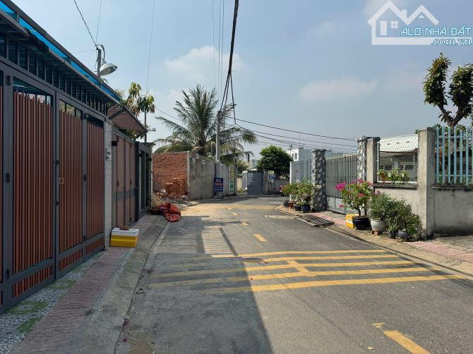 CHDV 1T1L 47 phòng đã thuê full DT đất 691m DT sàn 1300m 2MT trước sau