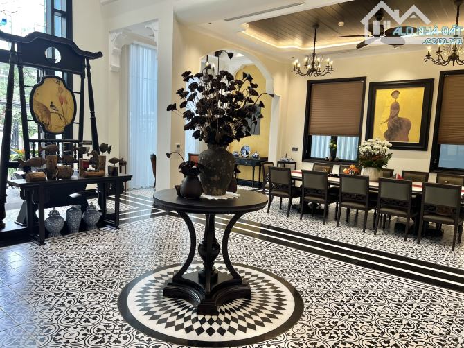 BIỆT THỰ SIÊU SANG CAO BÁ QUÁT – 420M² ĐẤT – 5 TẦNG + 1 HẦM – NỘI THẤT INDOCHINE ĐẲNG CẤP