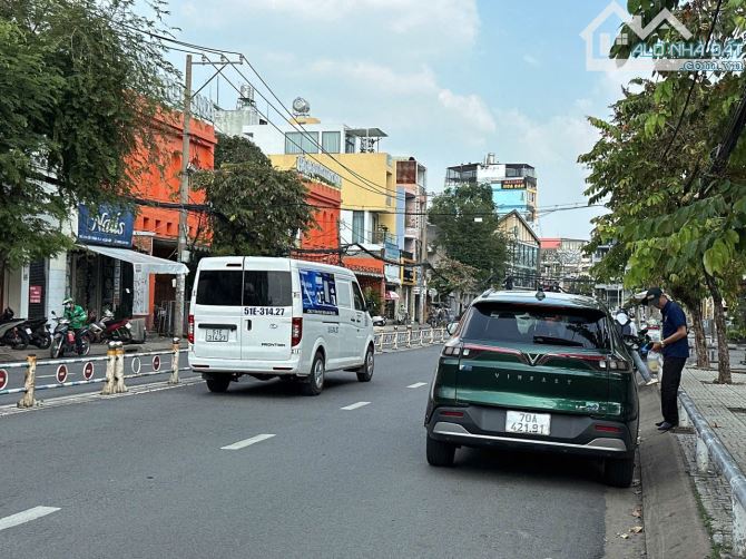 Nhỉnh 8 tỷ có nhà 4 lầu BTCT đẹp hẻm 220 Nguyễn Văn Khối 80m2 vi vu sang CV Làng Hoa.