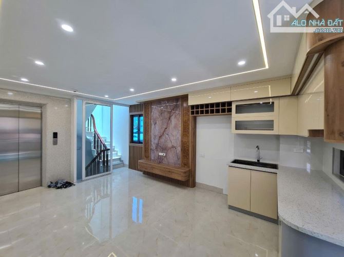 NHÀ MỚI NGUYỄN TRÃI THANG MÁY Diện Tích 38m2 8 tầng mặt tiền 4.3m Giá 13.5 tỷ