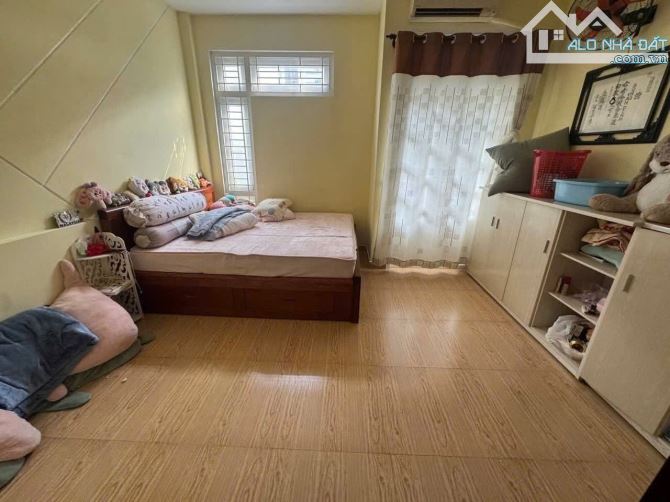 Nhà bán: đường Huỳnh văn Bánh, Q Phú nhuận. DTSD 29m2. 3 Tầng. Giá 9,5 tỷ - 11