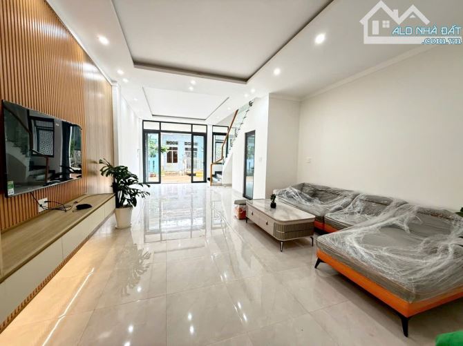 NHÀ 3 LẦU FULL NỘI THẤT HẺM NGUYỄN KHUYẾN: GIÁ 3.55 tỷ - 1