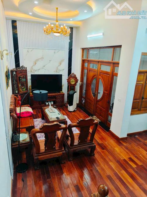 Nhà đẹp 339 Minh Khai, ngõ thông thoáng, sổ 57m2 x 5 ngủ hai thoáng full đồ. Giá 10.5 tỷ