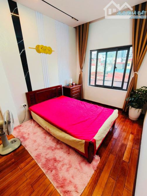 Nhà đẹp 339 Minh Khai, ngõ thông thoáng, sổ 57m2 x 5 ngủ hai thoáng full đồ. Giá 10.5 tỷ