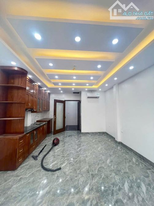 Bán nhà ngõ ô tô 4 chỗ Nguyễn Đình Hoàn Diện tích 45m2, 6 tầng, mặt tiền 4,3m, giá 17,8 tỷ - 2