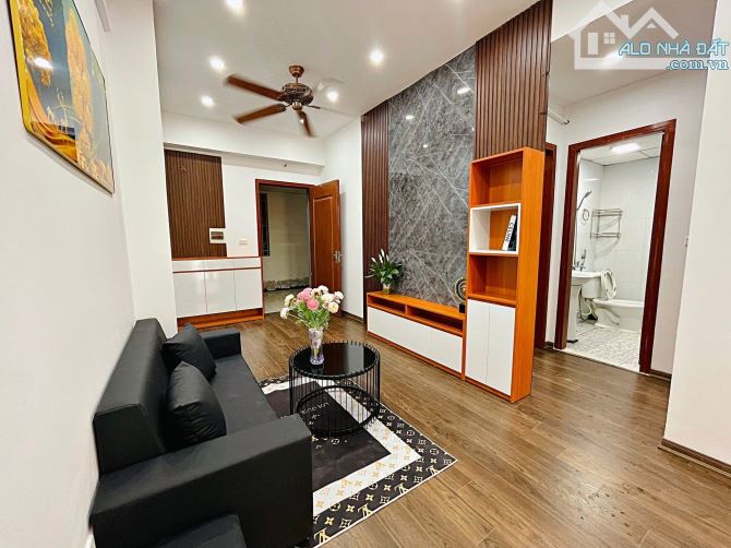 TẬP THỂ THANH XUÂN - 2 NGỦ KHÉP KÍN - ĐỐI DIỆN ROYAL CITY - NHÀ ĐẸP Ở LUÔN - CHỈ HƠN 2 TỶ - 2