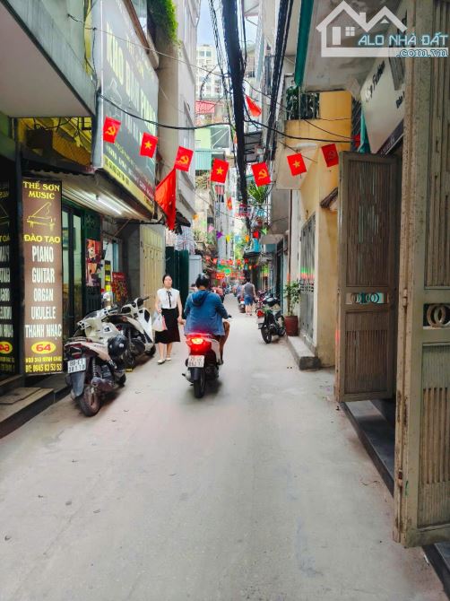 Nhà đẹp 339 Minh Khai, ngõ thông thoáng, sổ 57m2 x 5 ngủ hai thoáng full đồ. Giá 10.5 tỷ