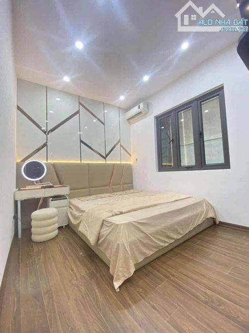 Hàng hiếm- nhỉnh 5 tỷ - nhà đẹp- full nội thất- 28m2- 5 tầng- gốc đề- gần ô tô - 2