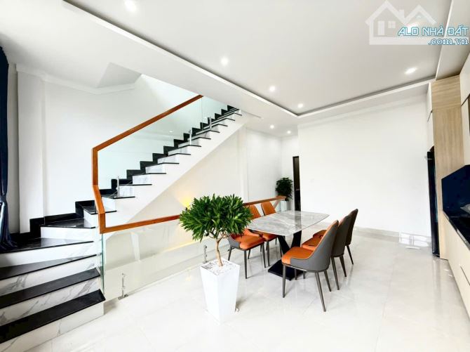 NHÀ 3 LẦU FULL NỘI THẤT HẺM NGUYỄN KHUYẾN: GIÁ 3.55 tỷ - 3
