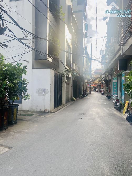 Bán đất tặng nhà 2 tầng Ngọc Thuỵ, Long Biên- 54m2-MT7m- ô tô gần- Chẵn 11 tỷ - 3