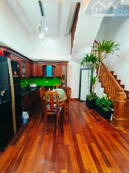 Nhà đẹp 339 Minh Khai, ngõ thông thoáng, sổ 57m2 x 5 ngủ hai thoáng full đồ. Giá 10.5 tỷ