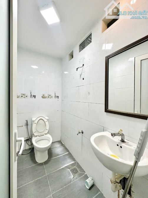 Nhà bán: đường Huỳnh văn Bánh, Q Phú nhuận. DTSD 29m2. 3 Tầng. Giá 9,5 tỷ - 5