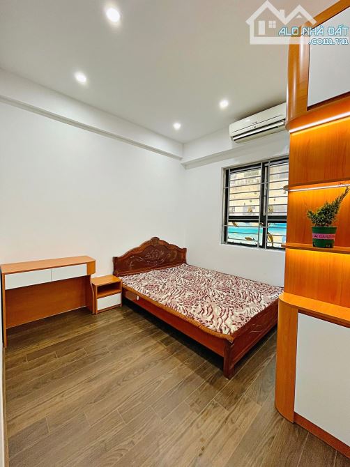 TẬP THỂ THANH XUÂN - 2 NGỦ KHÉP KÍN - ĐỐI DIỆN ROYAL CITY - NHÀ ĐẸP Ở LUÔN - CHỈ HƠN 2 TỶ - 5