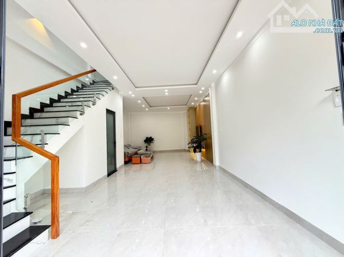 NHÀ 3 LẦU FULL NỘI THẤT HẺM NGUYỄN KHUYẾN: GIÁ 3.55 tỷ - 6