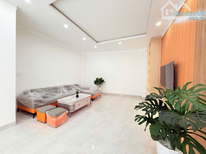 NHÀ 3 LẦU FULL NỘI THẤT HẺM NGUYỄN KHUYẾN: GIÁ 3.55 tỷ - 7