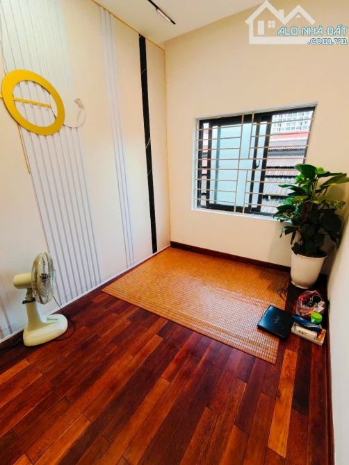 Nhà đẹp 339 Minh Khai, ngõ thông thoáng, sổ 57m2 x 5 ngủ hai thoáng full đồ. Giá 10.5 tỷ