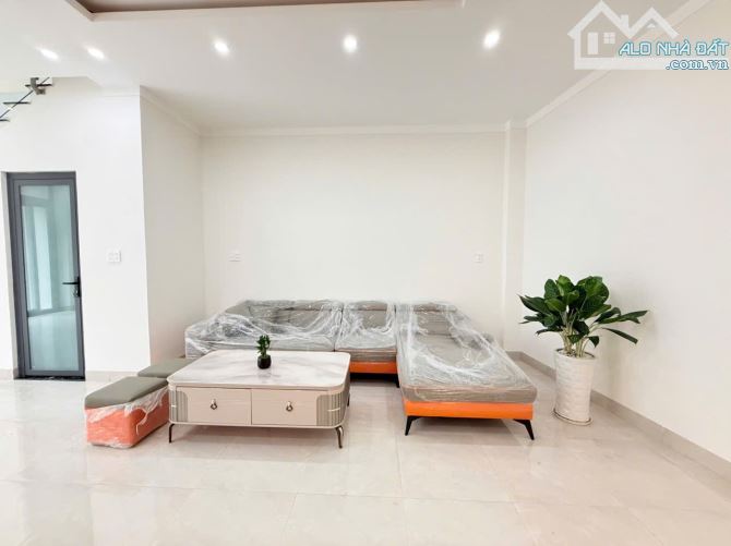 NHÀ 3 LẦU FULL NỘI THẤT HẺM NGUYỄN KHUYẾN: GIÁ 3.55 tỷ - 8