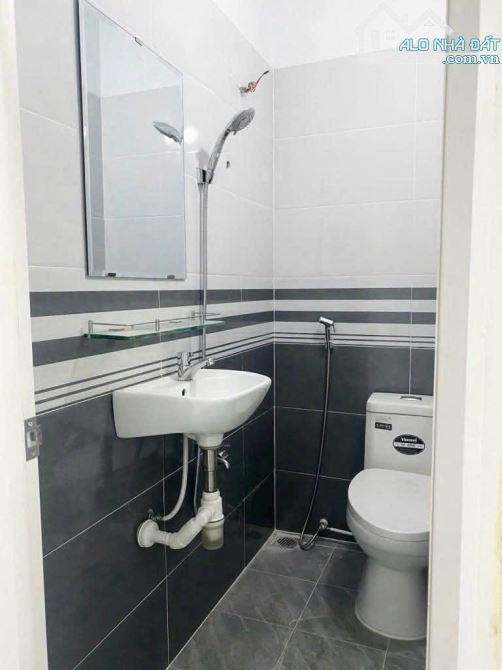 Nhà bán: đường Huỳnh văn Bánh, Q Phú nhuận. DTSD 29m2. 3 Tầng. Giá 9,5 tỷ - 8