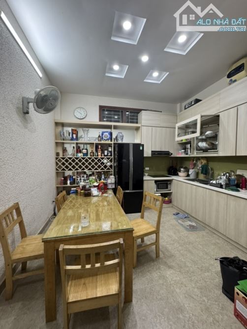BÁN NHÀ YÊN HÒA – 2 MẶT THOÁNG – FULL NỘI THẤT – GẦN Ô TÔ – SỔ VUÔNG ĐẸP