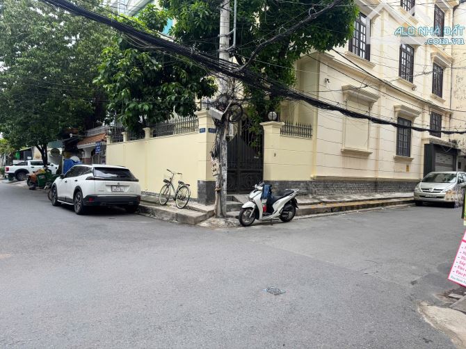 Bán biệt thự siêu rẻ góc 2 MT Nguyễn Gia Trí Q.Bình Thạnh - 9x21m - Hầm 5 tầng giá 36 tỷ.