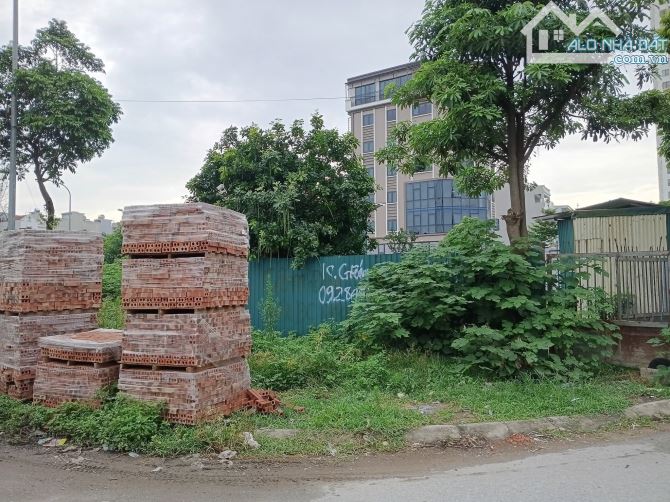 BÁN ĐẤT PHÂN LÔ VỈA HÈ . KHU TỨ HIỆP . ĐẸP NHẤT THANH TRÌ 1359M . MT 34M . Ô TÔ CÁC NGẢ