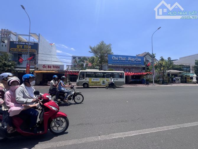 Bán nhanh cặp Võ Văn Kiệt đối diện công viên giá siêu đầu tư