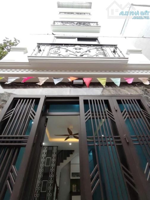 Bán nhanh nhà Phụng Châu gần ĐH SP Thể Dục Thể Thao ô tô cách 20m, sổ vuông đẹp
