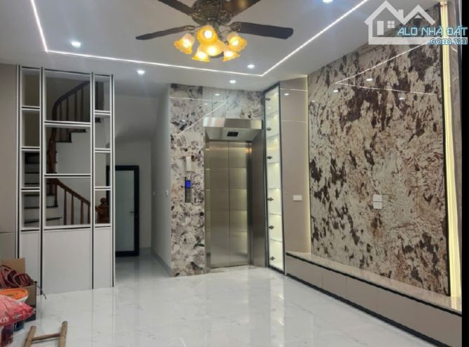 8.8 Tỷ/39 M2 /6 Tầng Thang Máy/4.4 M tiền/ Vũ Đình Tụng.
