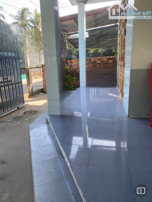 BÁN GẤP LÔ ĐẤT TẶNG NHÀ CẤP 4 - CÁCH BIỂN CHỈ 100M,ĐƯỜNG OTO DI CHUYỂN THOẢi MÁI