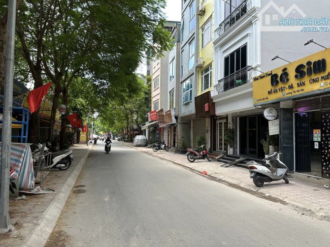 LÔ GÓC ĐỘI CẤN, BAN CÔNG VÒNG QUANH, TÒA CĂN HỘ 8 TẦNG, 100 Tr, SÁT PHỐ, 65m MT 18m