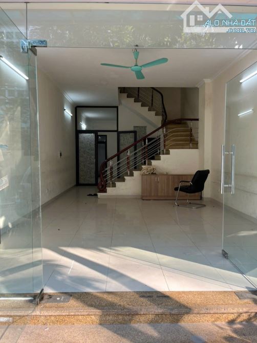 Cho Thuê nhà ngõ 26 hoàng cầu diện tích 65m x  4 tầng, chia  2 phòng , 3 điều hòa