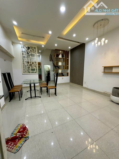 Nhà ngang 5 dài 10 4 tầng đường nguyễn thị tần p2 q8