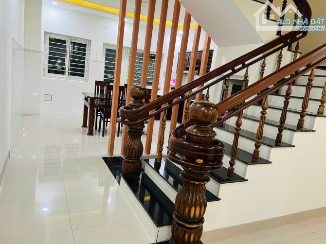 CHO THUÊ NHÀ 3 TẦNG ĐẦY ĐỦ NỘI THẤT KHU CÓ BẢO VỆ VEN TRỤC LÊ THÁNH TÔN CÁCH VINCOM 700m